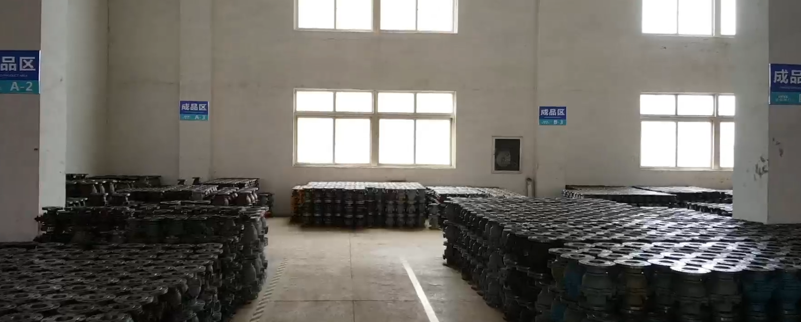 浙江呂亞閥門有限公司鑄鋼法蘭球閥現(xiàn)貨倉儲，實力廠家實拍。